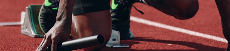 网球大满贯赛事直播画面 - 运动员在红土场上击球