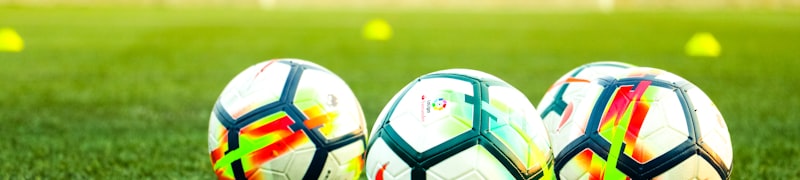 欧洲冠军联赛足球比赛直播画面 - 球员在绿茵场上激烈拼抢